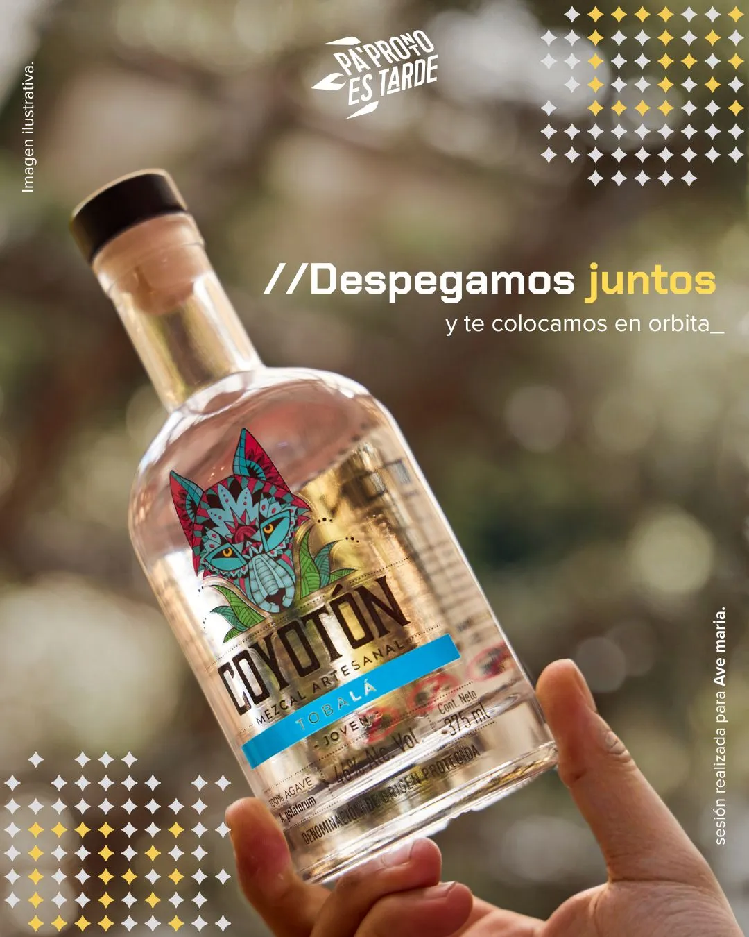 Pieza de la parrilla de Pa Pronto es Tarde: botella de mezcal artesanal Coyotón sostenida en alto con el mensaje «Despegamos juntos y te colocamos en órbita»
