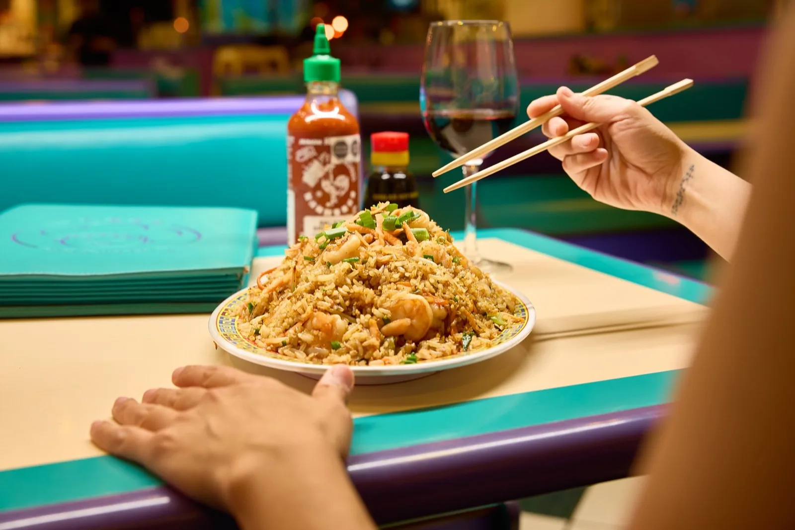 Arroz frito de Kowloon con los palillos tomando un bocado