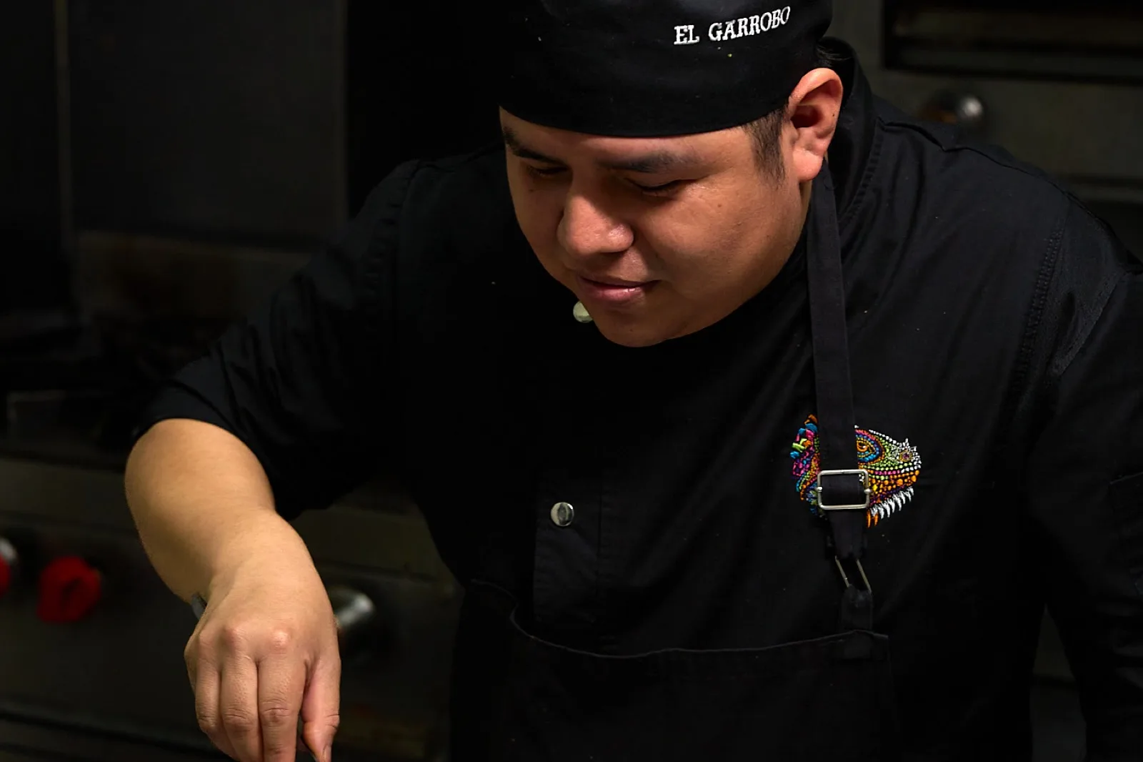 El chef de El Garrobo emplatando en la cocina