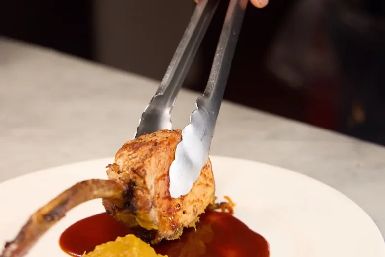 Emplatado con pinzas en la cocina de Ave María