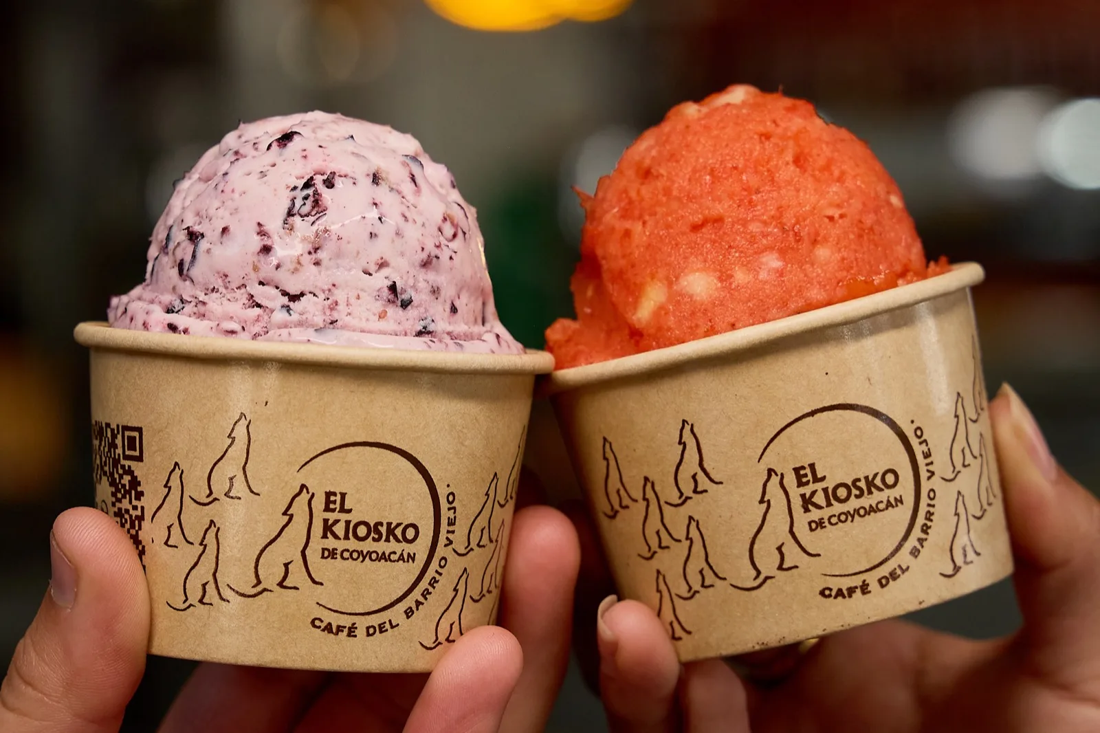 Dos helados de El Kiosko en las manos de quien los pidió