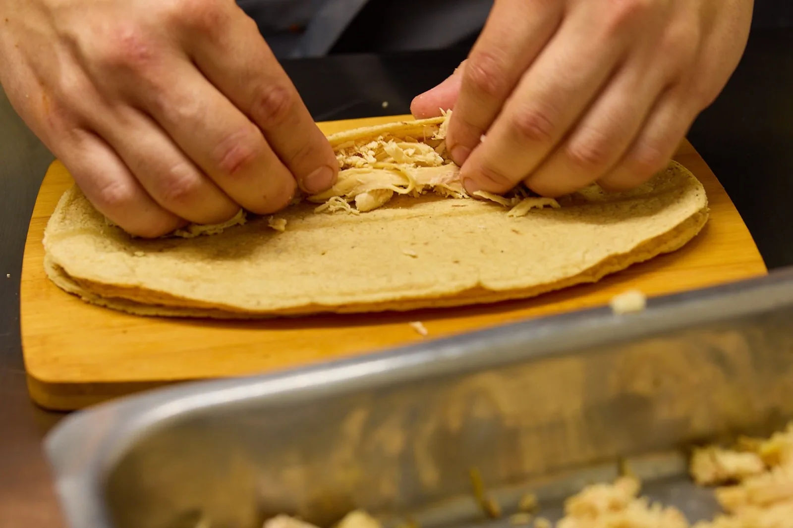 Manos extendiendo la masa de un pambazo en Don Pambazín