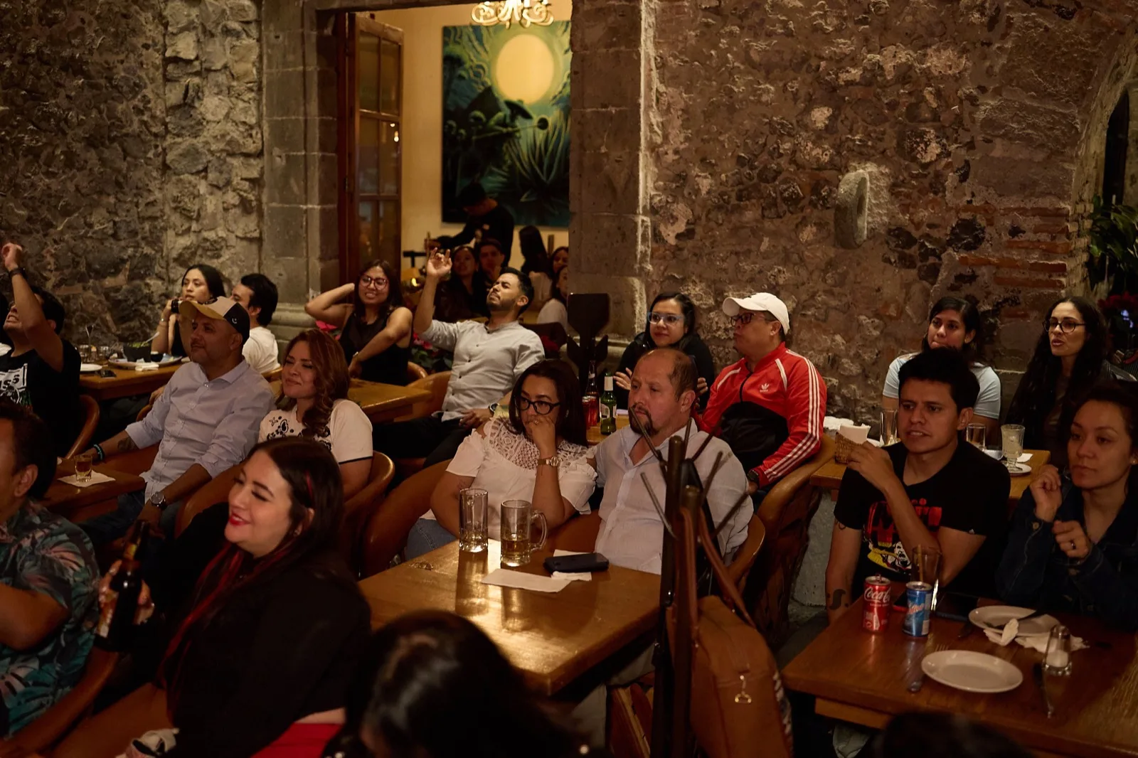 El salón de El Garrobo lleno durante una noche de música en vivo