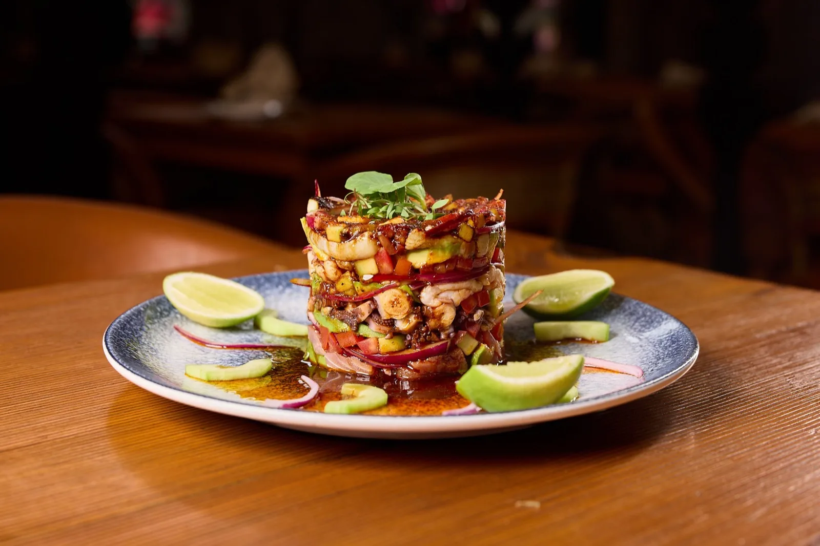 Torre de tostada servida en El Garrobo, con la barra al fondo